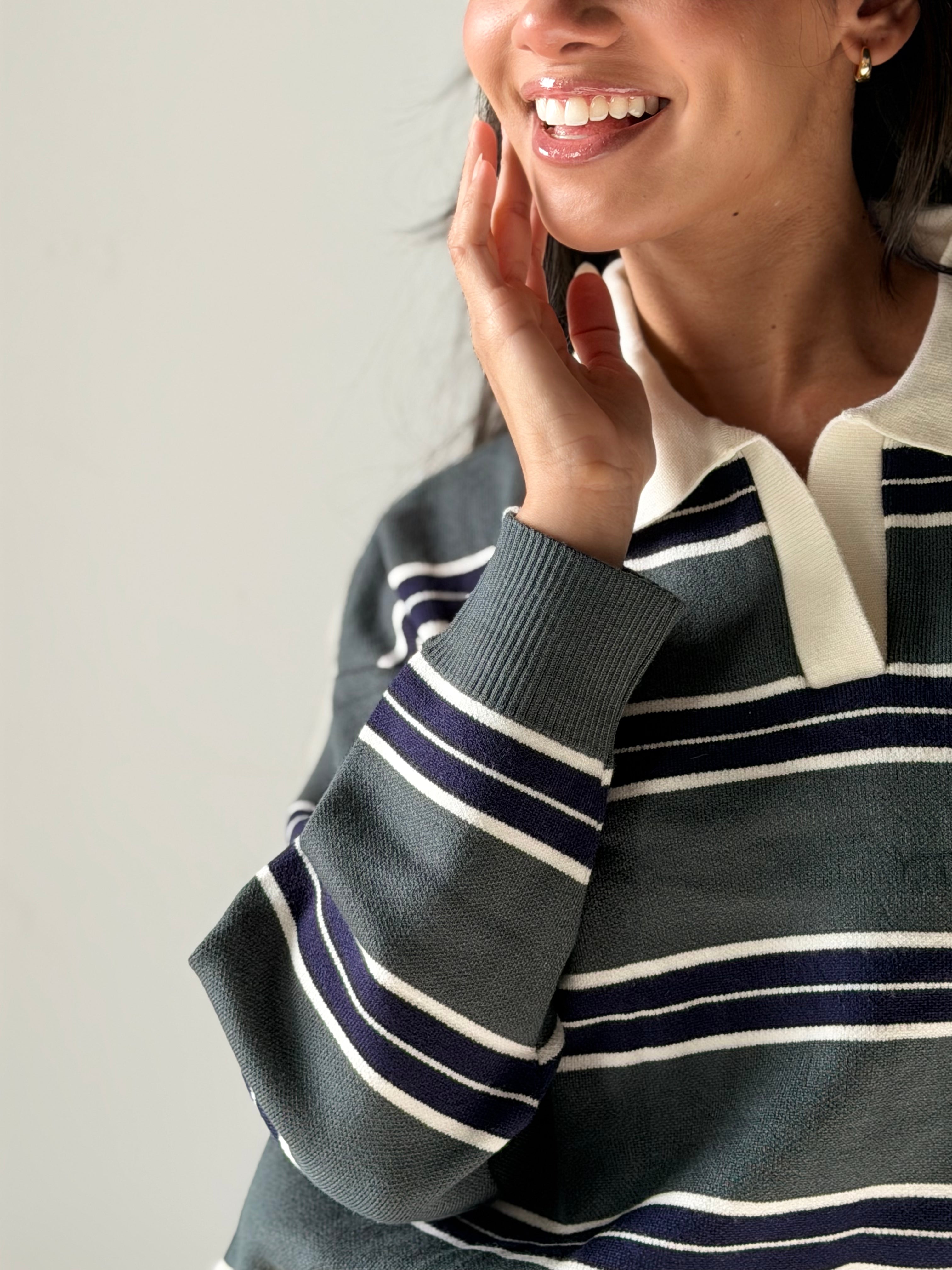 Bold Striped Polo Sweater in Dark green x Navy Blue